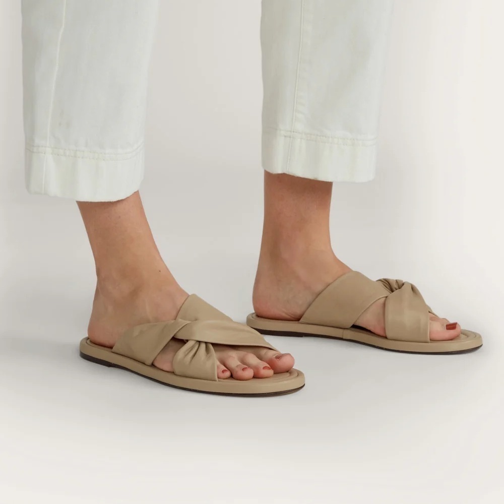 Everlane nude tan leather Day Twist flat slide sandals - size 6 NWT